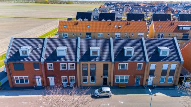 Bu canlı Hollanda banliyösünde konforlu yaşam için tasarlanmış modern aile evleri ve kasaba evleri yer alıyor. Güneş panelleri Hollanda 'da sürdürülebilir mimarinin altını çizerek çatıları süsler..