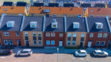 Hollanda banliyösünün cazibesini güneş panelleri olan çağdaş aile evleri ile deneyin. Modern aile evleri olan Hollanda Suburban bölgesi, Hollanda 'da yeni inşa edilmiş modern aile evleri