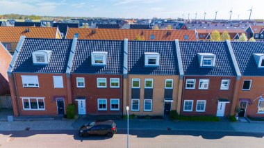 Yeşillik ve temiz enerji kaynaklarıyla çevrili yeni inşa edilmiş kasaba evleriyle çağdaş Hollandalıların cazibesini yaşayın. Bu konut kompleksi çevre dostu mimari ve konforu sergiliyor.