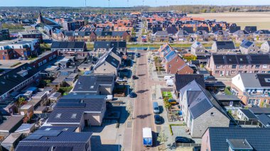 Canlı bir Hollanda banliyö bölgesinde, sürdürülebilirlik çerçevesinde tasarlanmış modern aile evleri sergileniyor. Modern aile evleri olan Hollanda Suburban bölgesi, Hollanda 'da yeni inşa edilmiş modern aile evleri