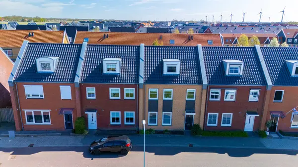 Yeşillik ve temiz enerji kaynaklarıyla çevrili yeni inşa edilmiş kasaba evleriyle çağdaş Hollandalıların cazibesini yaşayın. Bu konut kompleksi çevre dostu mimari ve konforu sergiliyor.