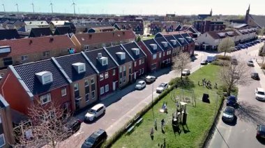 Güneş panelleri ve yeşil alanları olan modern aile evlerinin yer aldığı canlı bir Hollanda banliyösünü keşfedin. Bu gelişen topluluk, doğa içinde sürdürülebilir yaşam ve konforlu aile yaşamını teşvik ediyor..