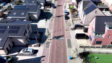 Canlı bir Hollanda banliyö bölgesini keşfedin. Modern aile evlerini güneş panelleriyle sergileyin. Modern aile evleri olan Hollanda Suburban bölgesi, Hollanda 'da yeni inşa edilmiş modern aile evleri