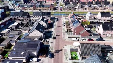 Çağdaş aile evlerinin bulunduğu bir Hollanda banliyö bölgesinin cazibesini keşfedin. Güneş panelleri olan güzel tasarlanmış kasaba evleri bu canlı toplumda sürdürülebilir yaşamı yansıtıyor..