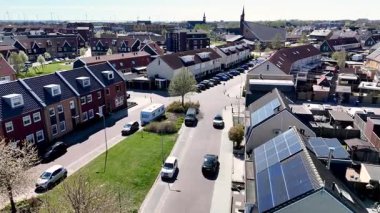 Yeni inşa edilmiş modern aile evleri ve çarpıcı çevre dostu tasarımlarla dolu canlı bir Hollanda banliyö bölgesini keşfedin. Hollanda 'da yeni inşa edilmiş modern aile evleri