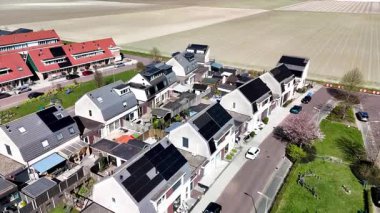 Modern mimarisi olan yeni inşa edilmiş aile evleri sergilenen fevkalade bir Hollanda banliyö mahallesini keşfedin. Her evde sürdürülebilir yaşam ve konforu destekleyen güneş panelleri bulunuyor..