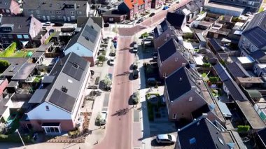 Güneş panelli yeni inşa edilmiş aile evlerinin bulunduğu sakin bir Hollanda banliyösünü keşfedin. Bu topluluk modern mimari ve çevre dostu yaşamı büyüleyici bir ortamda birleştiriyor..