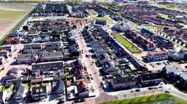 Hollanda 'nın bu canlı banliyösünde sürdürülebilir yaşam için güneş panelleri bulunan modern aile evleri ve konutlar sergileniyor. Konfor ve çağdaş tasarımın mükemmel bir karışımı..