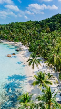 Bu hava çekimi, Tayland 'daki Koh Kood Adası' nın büyüleyici manzarasını sergiliyor. Yumuşak kumlu plajları, berrak suları ve canlı palmiye ağaçları tropikal bir cennet yaratıyor.