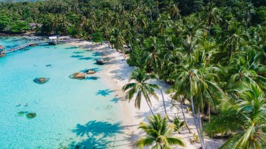 Tayland 'daki Koh Kood Adası' nın hava manzarasında el değmemiş plajları, turkuaz suları, gür palmiyeleri ve dinlenmek ve dinlenmek için mükemmel sakin bir atmosferi sergileniyor.