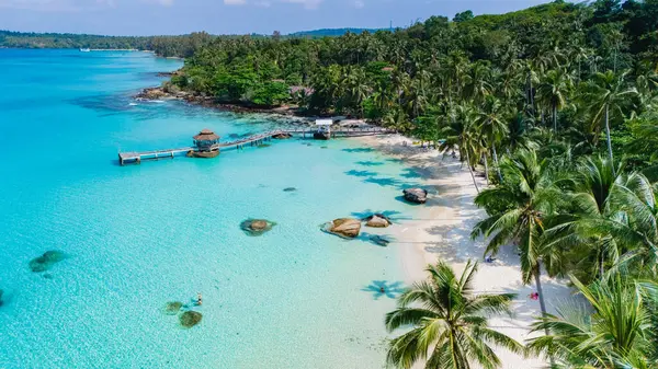 Tayland 'daki bereketli palmiye ağaçları, berrak suları ve sakin plajları ile bilinen nefes kesici Koh Kood Adası' nı keşfedin. Rahatlama ve heyecan verici macera aktiviteleri için ideal.