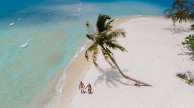 Koh Kood Adası Tayland 'ın bu hava fotoğrafında, dinlenmek için mükemmel bir tropik cennet olan kristal suları ve canlı palmiye ağaçları ile güzel plajları sergilenmektedir.