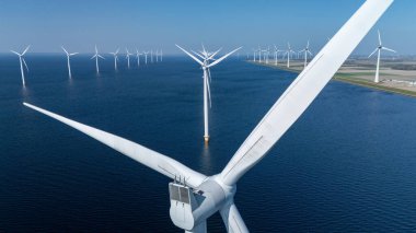 Açık deniz yel değirmeni parkında geniş Hollanda suları üzerinde rüzgar enerjisinden yararlanan sayısız türbin bulunuyor. Açık denizlerdeki yel değirmeni türbinleri Hollanda 'daki yeşil enerji geçişinde
