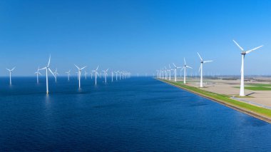 Bu geniş açık deniz yel değirmeni parkında Hollanda kıyıları boyunca yenilenebilir enerji kullanan çok sayıda rüzgar türbini bulunuyor..