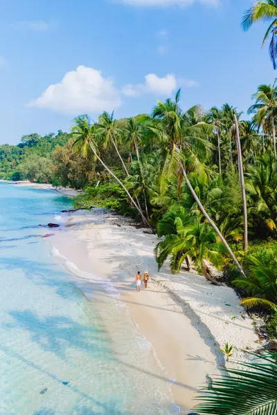 Tayland 'daki Koh Kood Adası altın kumları, temiz suları ve palmiye ağaçları ile ünlü olup, dinlenmek ve gençleşmek için mükemmel bir tropikal dinlenme yeri haline gelmiştir.