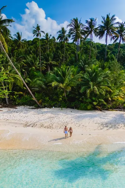 Tayland 'ın Koh Kood Adası' ndaki berrak suların ve bereketli palmiye ağaçlarının rahatlamak ve keşfetmek için ideal bir kaçış noktası yarattığı büyüleyici bir kumsal manzarasının tadını çıkarın.