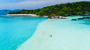 Tayland Körfezi 'nin parıldayan sularına yerleşmiş Koh Kham, berrak turkuaz suları ve el değmemiş plajları nefes kesici bir şekilde sunuyor..