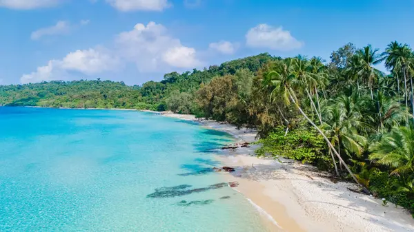 Tayland 'daki Koh Kood Adası' nın nefes kesen güzelliğini keşfedin, saf plajlar, berrak sular ve duyguları cezbeden ve maceraya davetiye çıkaran bereketli manzaralar.