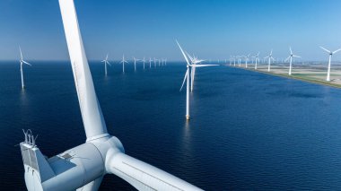 Açıklardaki rüzgar türbinleri Hollanda 'nın sakin sularında temiz enerji üretiyor. Bu yenilenebilir enerji parkında daha yeşil bir gelecek için yenilikçi teknoloji ve sürdürülebilir uygulamalar sergileniyor.