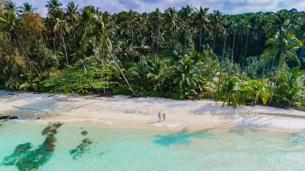 Tayland 'daki Koh Kood Adaları' nın büyüleyici manzaralarını keşfedin. Güzellik ve rahatlama, günlük koşuşturmadan uzakta gerçek bir tropikal cennet yaratır.