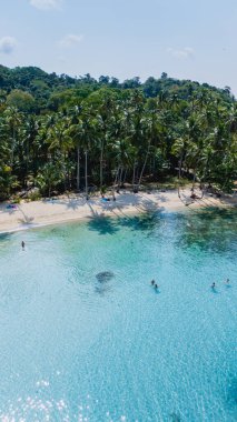 Tayland 'daki Koh Kood Adası' nın dingin ve sakin güzelliğini keşfedin ve keşfedin. Bu güzellik el değmemiş, kristal berrak sulara ve bereketli, sallanan palmiye ağaçlarıyla çevrili huzurlu bir plaja sahiptir.