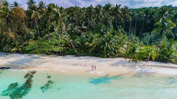 Tayland 'daki Koh Kood Adaları' nın büyüleyici manzaralarını keşfedin. Güzellik ve rahatlama, günlük koşuşturmadan uzakta gerçek bir tropikal cennet yaratır.