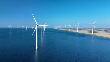 Sürdürülebilir rüzgar enerjisi üretimi açık denizde sayısız rüzgar türbini yapısıyla sergileniyor. Açık denizlerdeki yel değirmeni türbinleri Hollanda 'daki yeşil enerji geçişinde