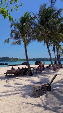 Yumuşak kumlar ve sallanan palmiye ağaçları Koh Mak Koh Kham Adası Tayland 'da mükemmel bir tropik cennet yaratır. Ziyaretçiler güneşlenmeyi, dinlenmeyi ve sakin sularda güneşlenmeyi severler..