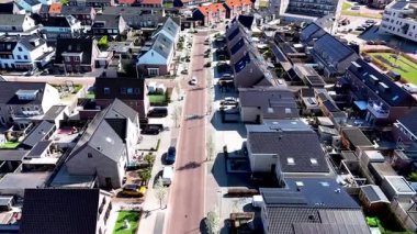 Güneş panelleri ve çağdaş tasarım ile modern aile evleri sergilenen canlı bir Hollanda banliyö mahallesini keşfedin. Bu yeni geliştirilen alan, Avrupa 'da sürdürülebilir yaşamı yansıtıyor.