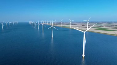 Hollanda 'nın engin kıyı suları boyunca uzanan sayısız rüzgar türbini sürdürülebilir enerji üretimini sergiliyor. Okyanustaki yel değirmeni türbinleri, yeşil enerji geçişi
