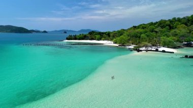 Tayland 'daki Koh Mak ve Koh Kham Adalarının çarpıcı turkuaz sularını ve el değmemiş sahillerini keşfedin. Doğal sakinliğin rahatlama ve macera için ideal bir kaçış yolu sunduğu yer..