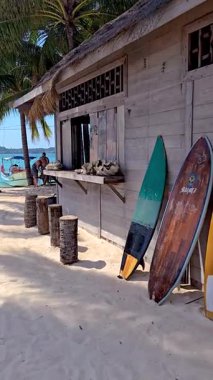 Tayland 'daki Koh Mak Koh Kham Adası' nın güzel kumlarında, sörf tahtaları ve sıcak tropikal atmosferle çevrili. Cennette dinlenirken yerel kültürü ve plaj aktivitelerini keşfedin..