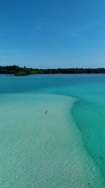 Koh Mak ve Koh Kham Adası 'nın büyüleyici kıyılarını deneyin. Gök mavisi sular, yumuşak beyaz kumlar ve yemyeşil alanlar. Tayland 'da tropik bir cennette rahatlama ve macera için mükemmel.