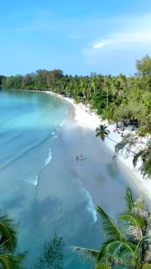 Tayland 'da kristal berrak suların yumuşak beyaz kumlarla buluştuğu Koh Kood Adası' nın el değmemiş güzelliğini keşfedin. Sallanan palmiye ağaçlarının altında rahatla ve sakin doğal çevrenin tadını çıkar..