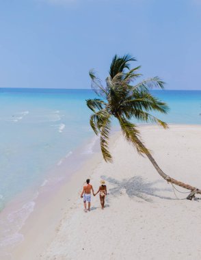 Romantik bir çift, Koh Kood Adası 'nın güzel kumlu kıyılarında el ele dolaşır. Sıcak güneşin ve onları nazikçe kucaklayan serinletici okyanus esintisinin tadını çıkarır.