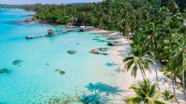 Koh Kood Adası 'nın havadan görünüşü kumlu sahillerini, yemyeşil sularını ve berrak turkuaz sularını ön plana çıkararak Tayland' da macera ve rahatlama için mükemmel bir cennet haline getiriyor.