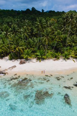 Koh Kood Adası Tayland 'da el değmemiş kumlu plajlar, berrak sular ve bereketli palmiye ağaçları rahatlama, macera ve doğa keşfi için cennet gibi tropikal bir kaçış sunuyor.
