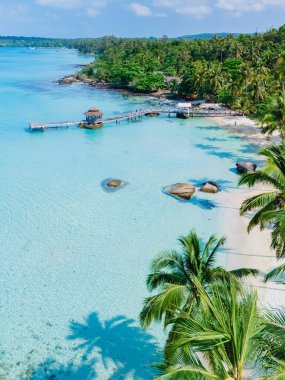 Tayland 'daki Koh Kood Adası' nın bu çarpıcı hava manzarası turkuaz sularını, kumlu plajlarını ve rahatlama ve macera arayan gezginler için mükemmel bereketli palmiye ağaçlarını vurguluyor.