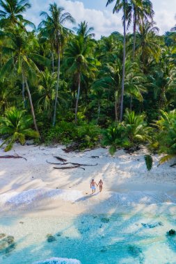 Gelin ve kendinizi Tayland 'da bulunan Koh Kood Adası' nın baş döndürücü güzelliğine daldırın, el değmemiş beyaz kumsal plajları ve ılık rüzgarda hafifçe sallanan gür palmiye ağaçları.