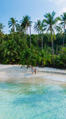Tayland 'daki büyüleyici Koh Kood Adası' nı keşfedin. Palmiye ağaçları ve berrak turkuaz sularla dolu, bereketli doğayla çevrili huzurlu bir cennetten kaçmak için ideal bir yer.