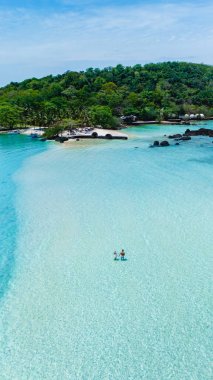 Koh Kham Adası Tayland 'ın nefes kesici turkuaz sularını ve el değmemiş plajlarını keşfedin.