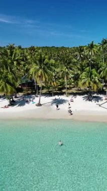 Beyaz kumların turkuaz sularla buluştuğu Koh Kood Tayland 'daki çarpıcı bir plajın sakin atmosferini deneyin. Rüzgarda sallanan palmiye ağaçları mükemmel bir kaçış yaratıyor..