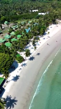 Tayland 'daki Koh Kood Adası' nın çarpıcı turkuaz sularını ve yumuşak kumlu plajlarını keşfedin. Kıyı boyunca uzanan gür palmiye ağaçları rahatlama ve macera için cennet gibi bir cennet yaratıyor..