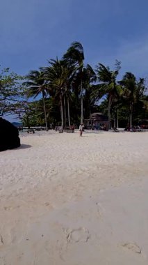 Tayland 'da Koh Mak ve Koh Kham Adası' nın sakin güzelliğini keşfedin. Yumuşak kumlar, parlak mavi gökyüzünün altında sallanan palmiye ağaçlarıyla buluşur. Doğa aşıkları ve rahatlama arayanlar için mükemmel bir kaçış yolu..
