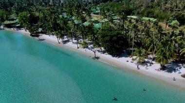 Koh Kood Tayland 'da kristal berrak suları ve canlı yeşillikleri olan çarpıcı bir plajı keşfedin. Tropikal güneşin altındaki yumuşak kum boyunca rahatlama bekliyor..