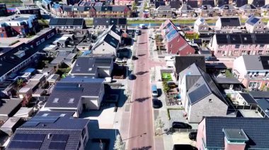 Hollanda 'nın kenar mahallelerinde yeni inşa edilen aile evleri ve yenilikçi güneş paneli teknolojisi yer alıyor. Modern aile evleri olan Hollanda Suburban bölgesi, yeni inşa edilmiş modern aile evleri 