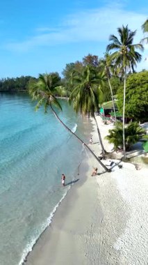 Kristal berrak sular, rüzgarda hafifçe sallanan palmiye ağaçları gibi Koh Kood Adası Tayland kıyılarında tur atar. Ziyaretçiler sakin plajın keyfini çıkararak, dinlenmek için mükemmel bir ortam yaratıyorlar..