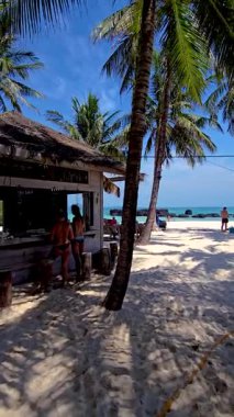 Ziyaretçiler Koh Mak ve Koh Kham Adası Tayland 'daki sıcak kumların ve sallanan palmiye ağaçlarının tadını çıkarıyorlar. Plaj turkuaz suların gezginleri rahatlamaya ve keşfetmeye davet ettiği rahatlatıcı bir ortam sergiliyor.