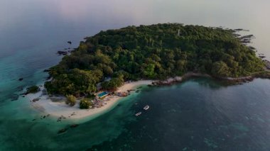 Kristal berrak sular Tayland 'da gizli bir Koh Munnork adasının el değmemiş kumlu kıyılarına çarpar. Bereketli tropik yeşillik bu sakin kaçışı sarar, doğa aşıkları için mükemmel bir kaçış yaratır..