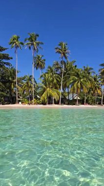 Koh Kood Tayland 'da berrak suların, güzel kumların ve ılık bir esintide yavaşça sallanan görkemli palmiye ağaçlarının olduğu el değmemiş bir plajın tadını çıkarın. Rahatlamak için mükemmel..